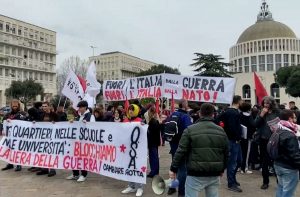 В Риме тысячи людей вышли на митинг против отправки оружия Украине