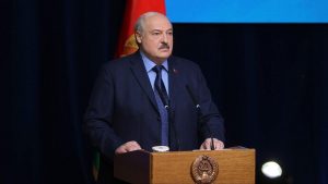 Лукашенко поздравил белорусов с Днем Защитника Отечества