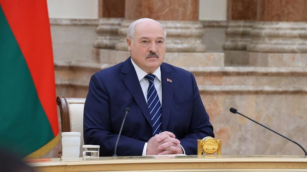 Лукашенко: Конституция — фундамент Беларуси