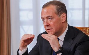 Медведев: отправка военных на Украину для Франции равносильна гильотине