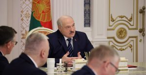 Лукашенко призвал чиновников защитить суверенную Беларусь потом и кровью