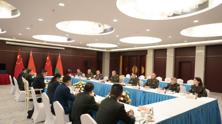 Беларусь и Китай провели двустороннюю встречу министров обороны