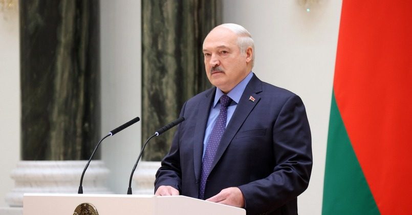 Лукашенко требует активизации экспорта в Россию после снижения продаж тракторов