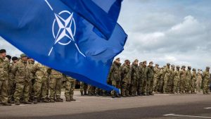 НАТО, стягивая войска к границам, провоцирует реакцию Минска и Москвы - эксперт