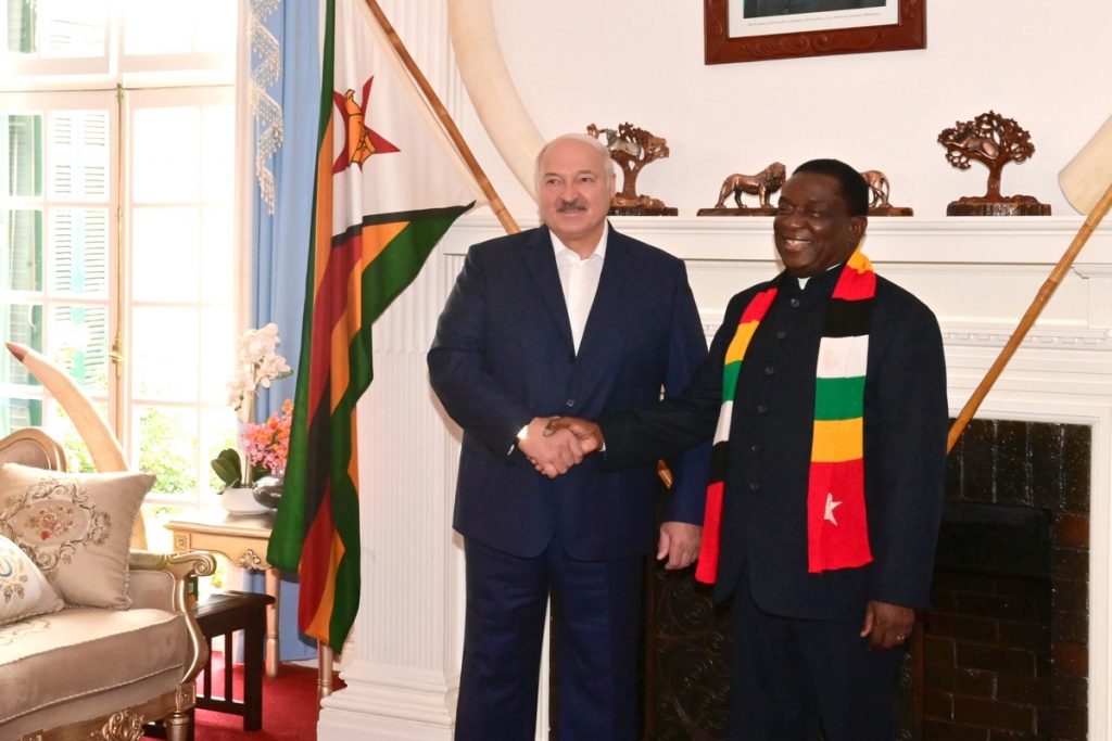 Лукашенко выразил желание встретиться с президентом Зимбабве