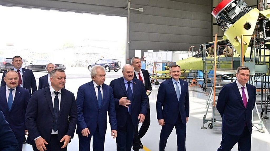 Лукашенко посетил Иркутский авиационный завод и получил в подарок модель истребителя Су-30