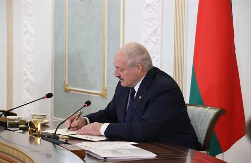 Лукашенко расширил полномочия белорусского посла в России Александра Рогожника