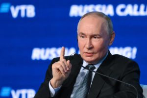 Власти США сами подорвали влияния доллара в мире – Путин