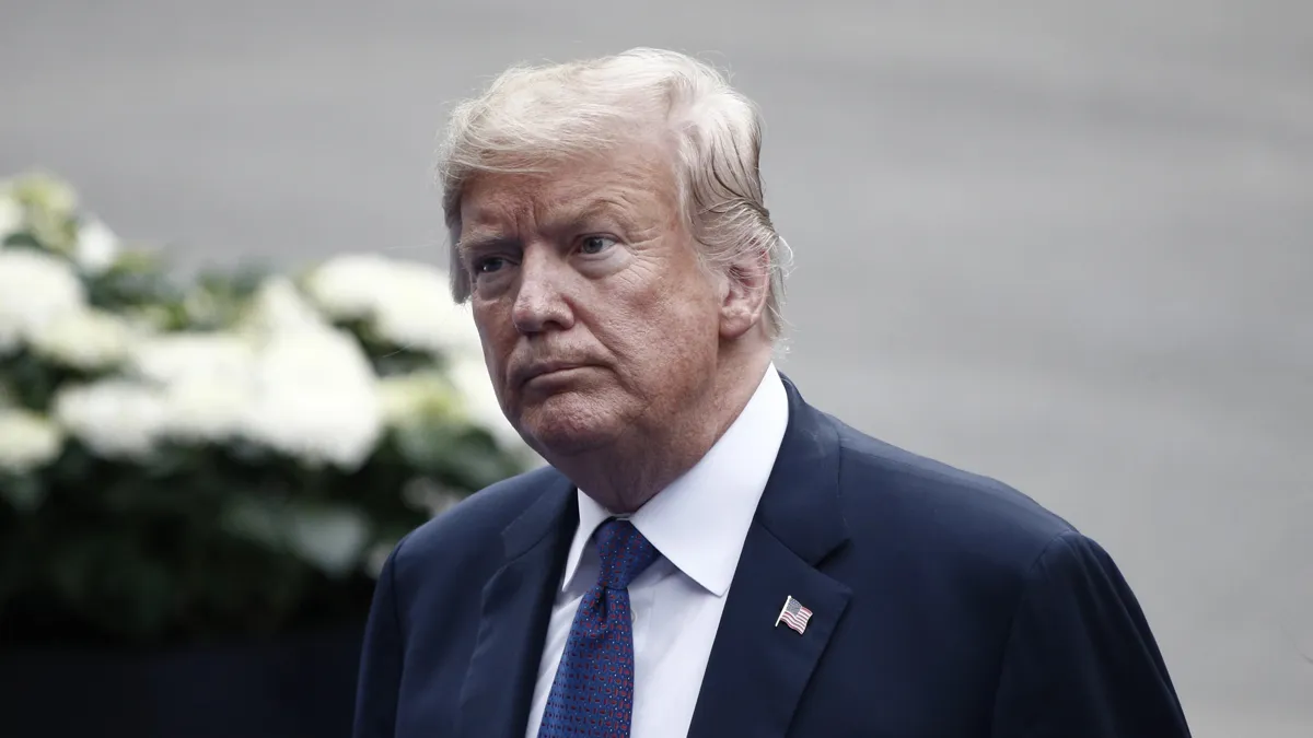 Трамп заявил о скором сокрушении Украины и попытках ее спасти