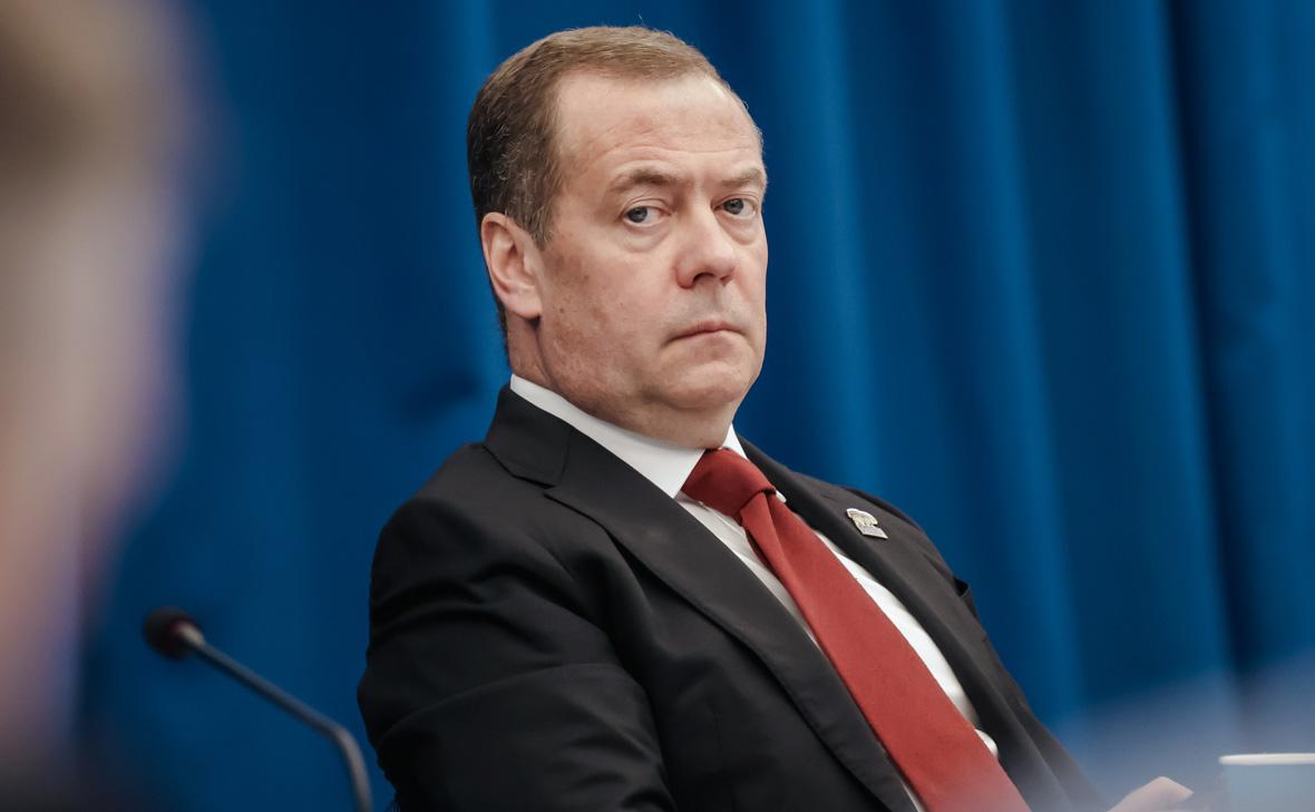 На провокацию Киева с "грязной бомбой" РФ может ответить ядерным ударом - Медведев