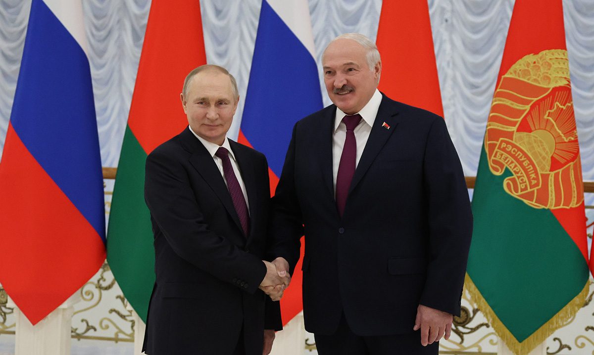 Лукашенко поздравил Путина с Днем России