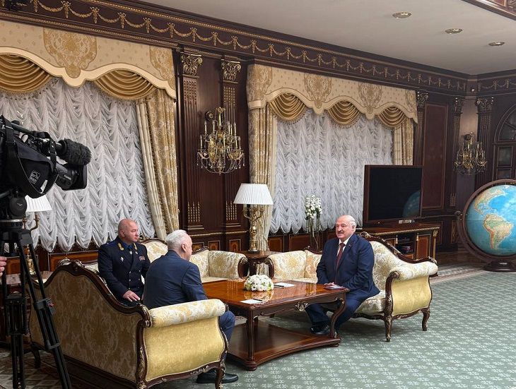Александру Лукашенко вручена медаль Следственного комитета России за вклад в Победу