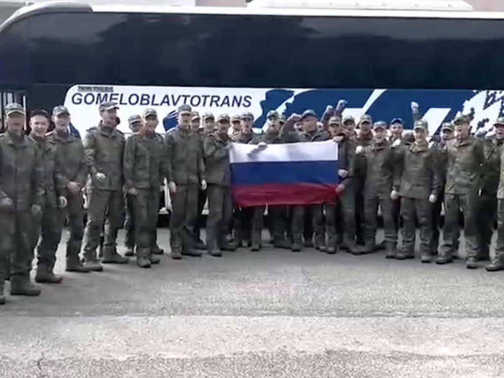 Минобороны: в Беларусь вернулась вторая группа российских военнослужащих, освобожденных из украинского плена