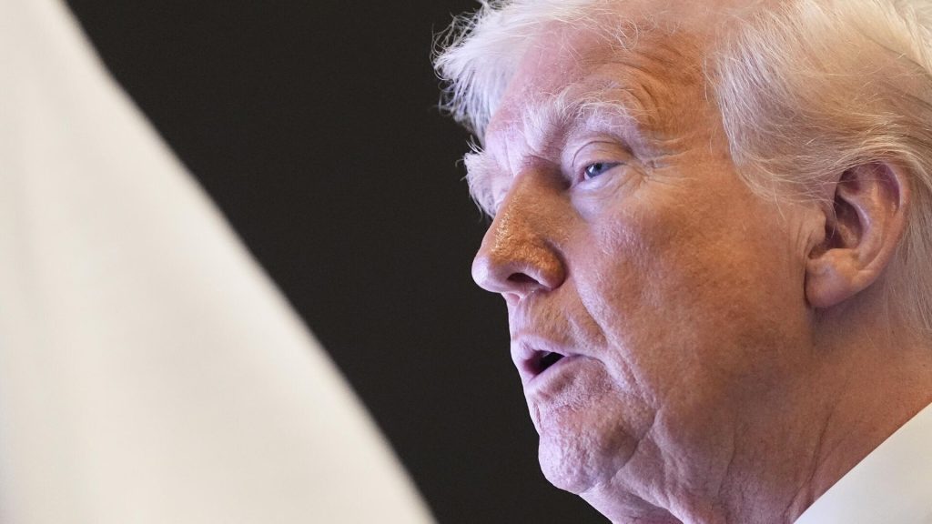 Трамп намекнул на «маленький сюрприз» для России и взял на себя контроль над санкциями