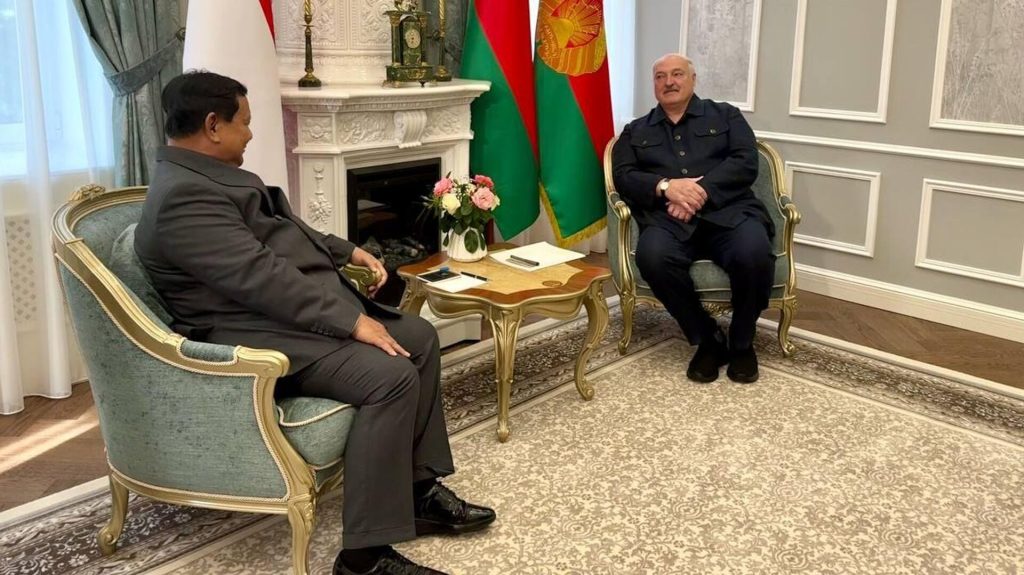 Лукашенко принял у себя дома президента Индонезии и согласился на ответный визит