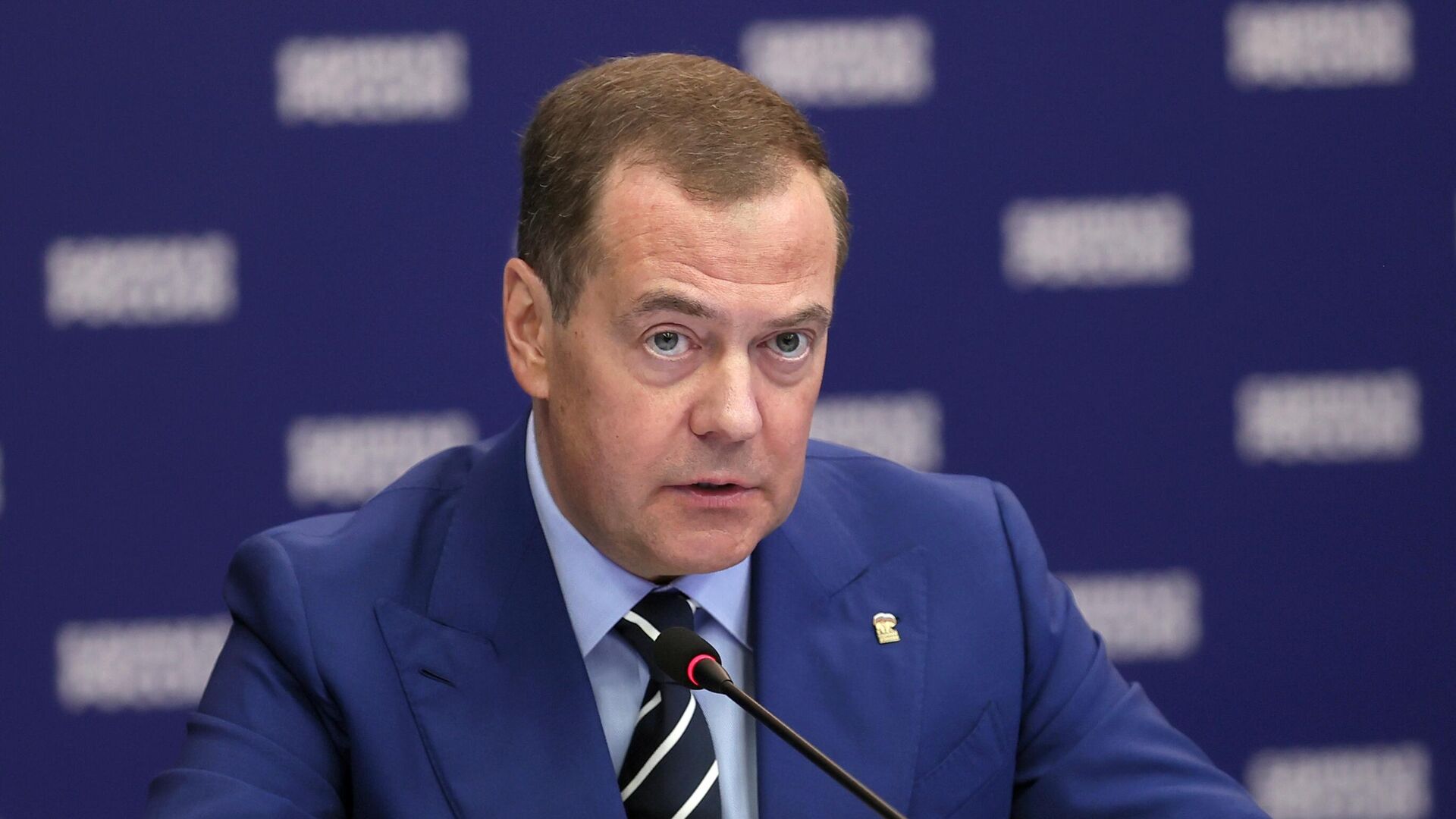 Медведев одним словом прокомментировал "политические качели" Трампа