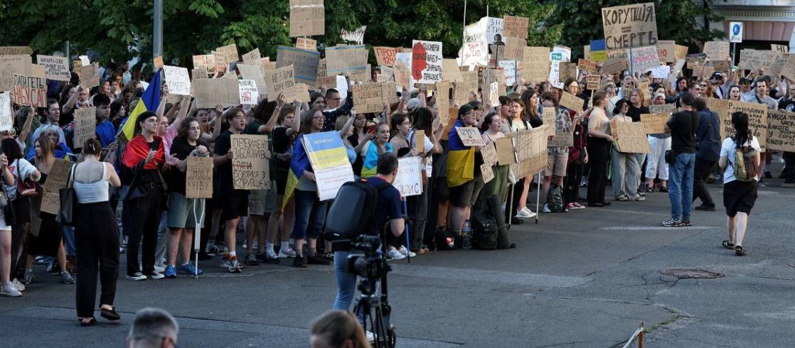 На Украине проходят митинги против ликвидации НАБУ и САП