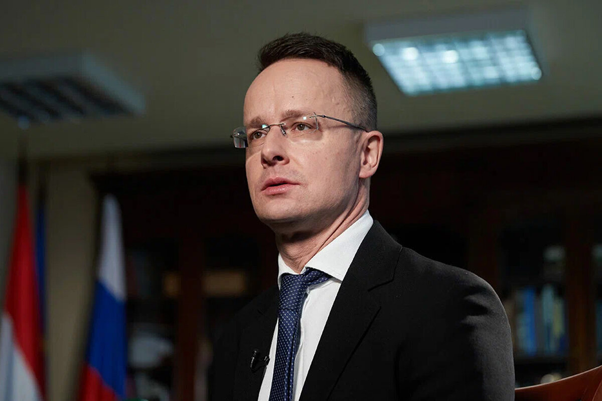 Сийярто заявил о введении санкций против трех украинских военачальников