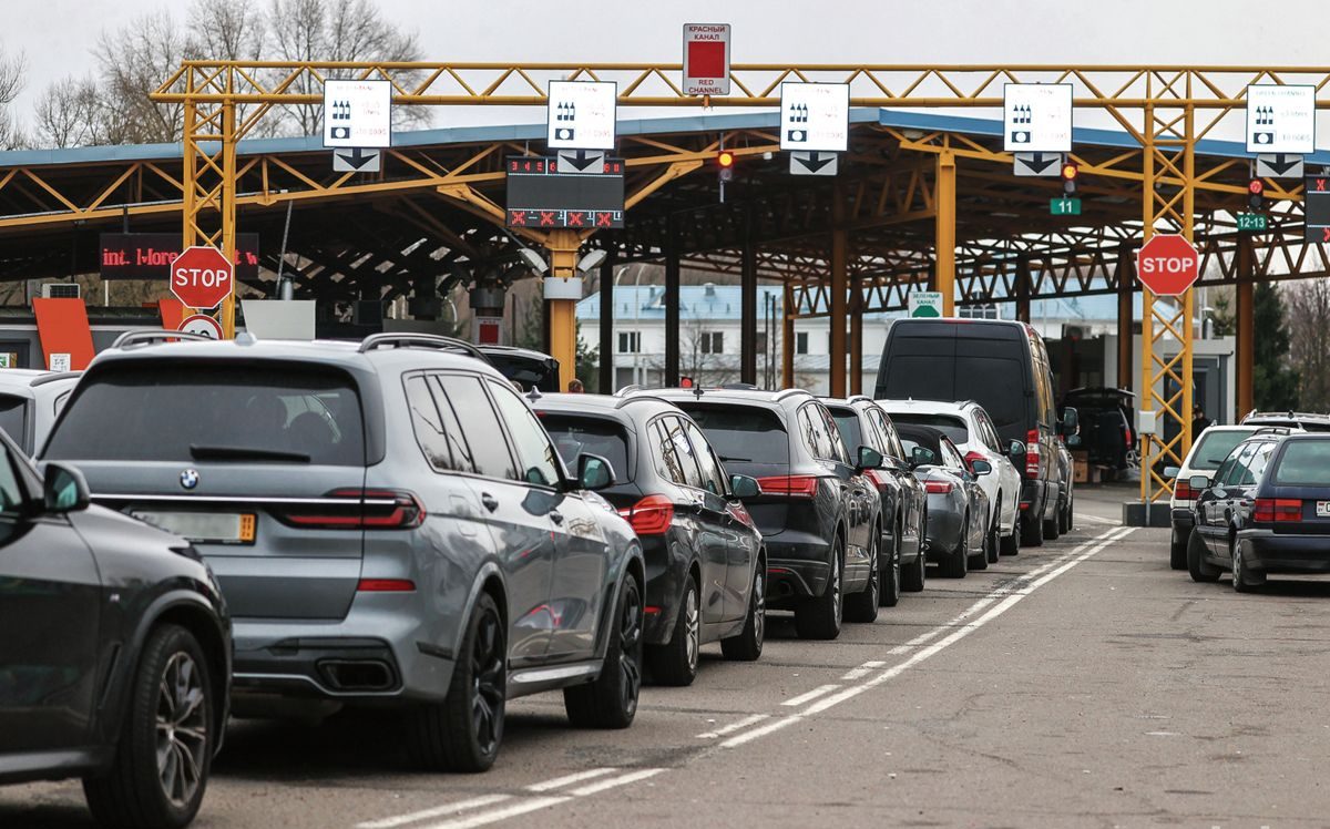 Более 4 тысяч авто: ГПК предупредил об огромной очереди на границе с ЕС
