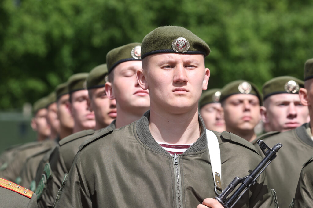 Беларусь выбирает мир, но соседи наращивают оружие — Вольфович