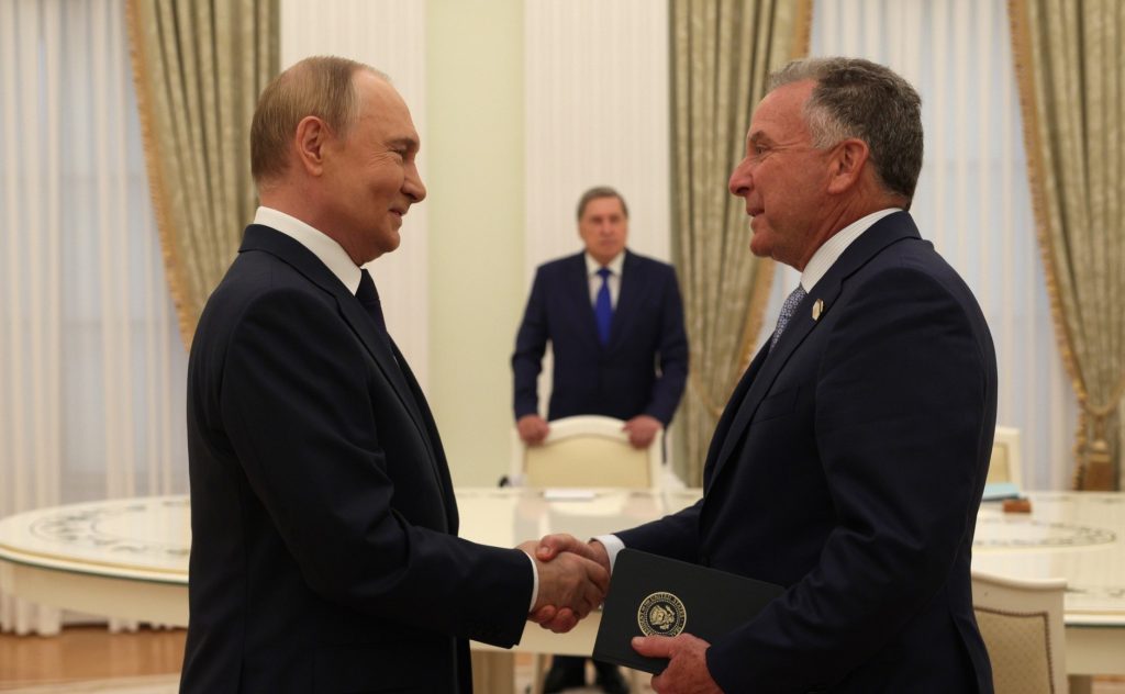 Путин провел переговоры со спецпосланником президента США в Кремле