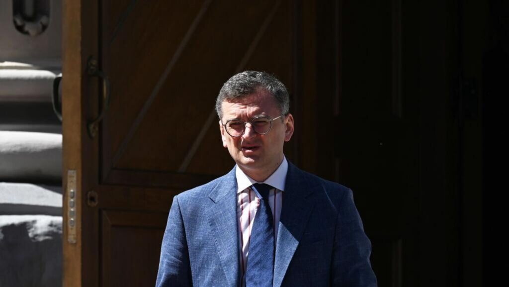 Кулеба покинул Украину: СМИ пишут о бегстве, Киев говорит о командировке