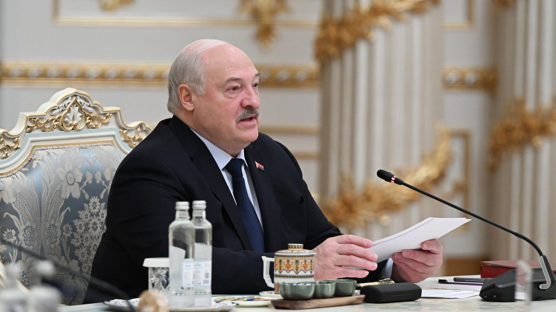 Лукашенко призвал создать в Беларуси условия для заработков молодежи