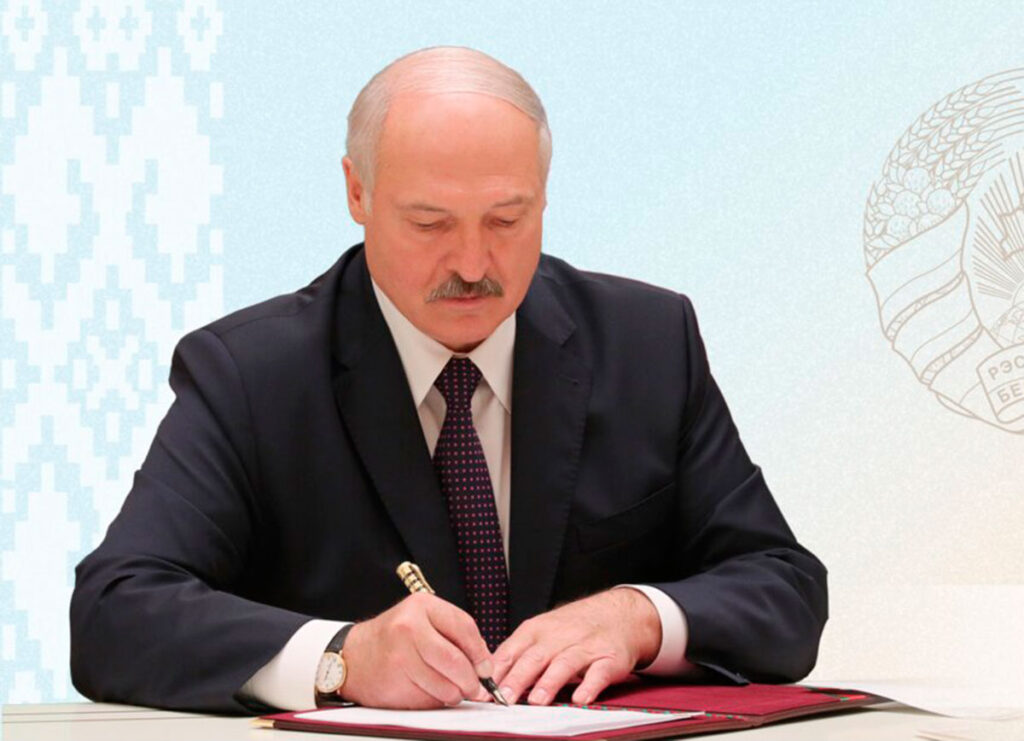 Лукашенко подписал указ о военном сотрудничестве и пенсионных изменениях