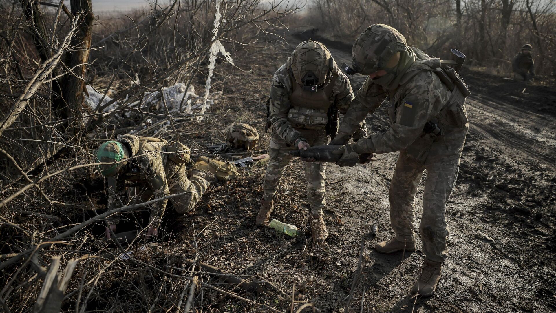 Украинские боевики минируют раненых сослуживцев