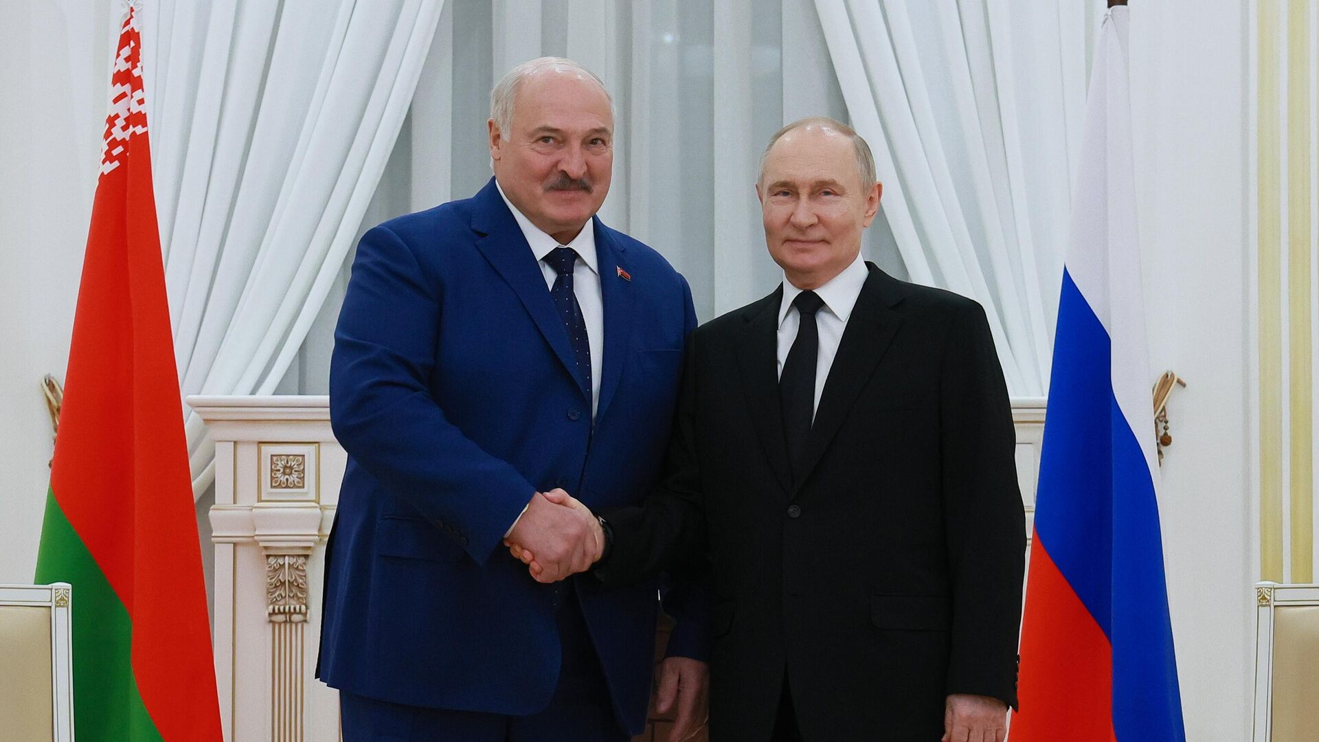 Лукашенко поздравил Путина с днем рождения