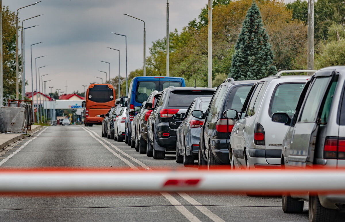 Более 5,6 тысяч авто: ГПК предупредил об увеличении очередей на границе с ЕС