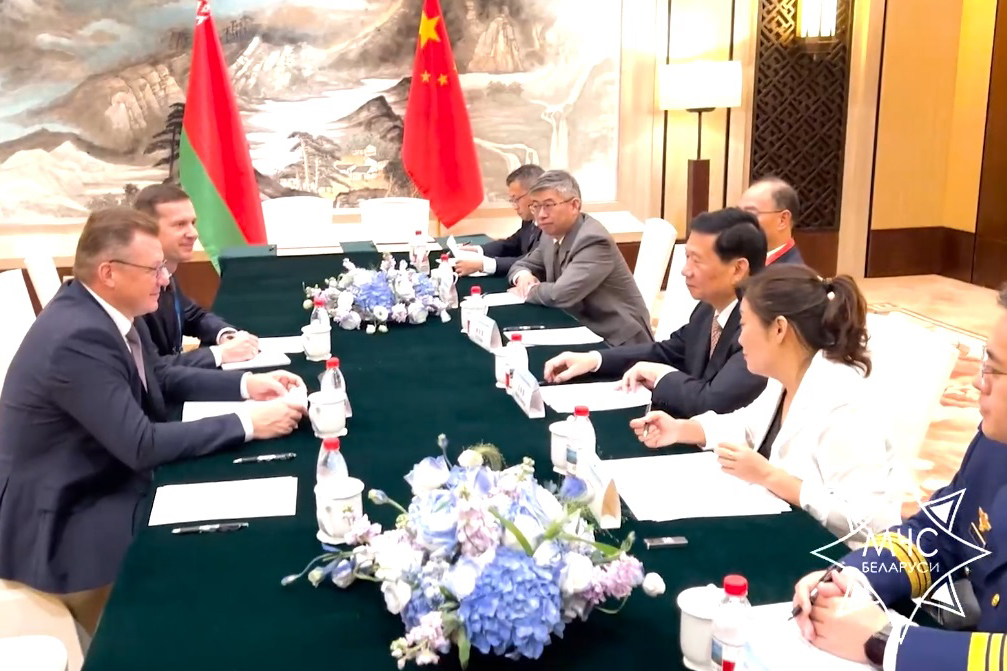 Беларусь предложила Китаю совместное производство спасательной техники и научные проекты в сфере ЧС