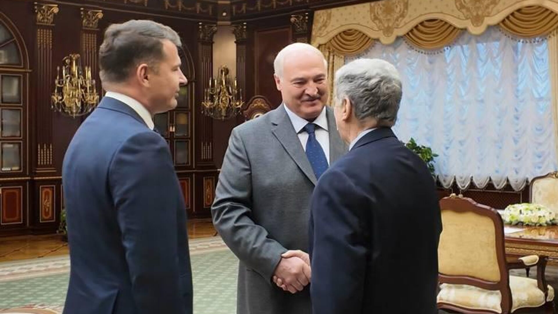 Разговор или давление: почему США выбрали Беларусь, а Европа застряла в санкциях