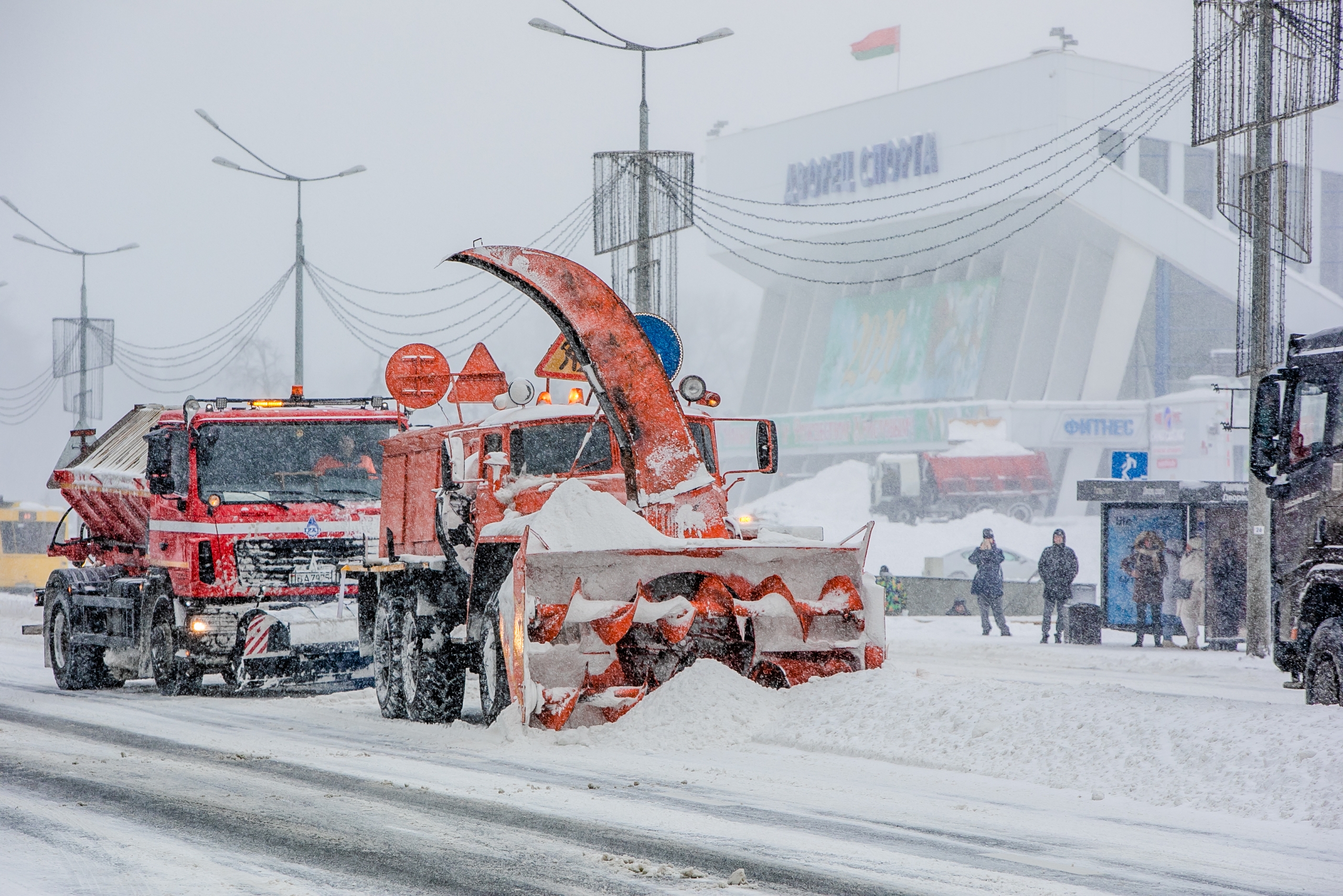 Более 40 бригад энергетиков устраняют последствия циклона «Улли» в Минской области
