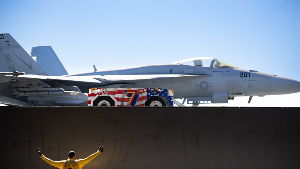 США перебрасывают авианосную группу к Ближнему Востоку