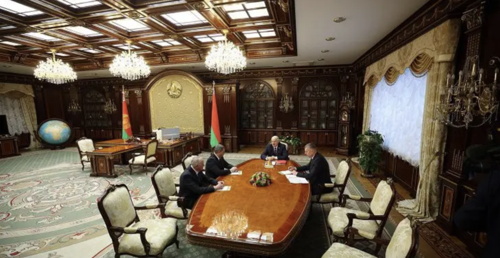 Беларусь усиливает направление РФ: Лукашенко сменил посла в Москве