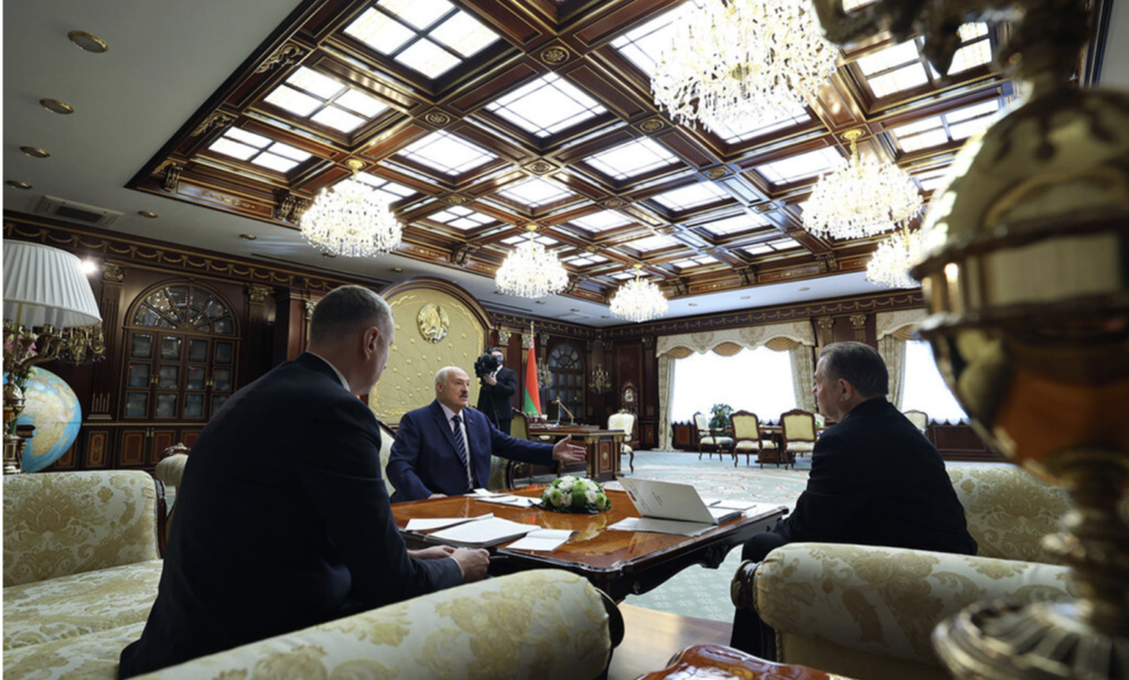 Лукашенко заявил о хаосе в Европе и призвал «утихомирить» регион