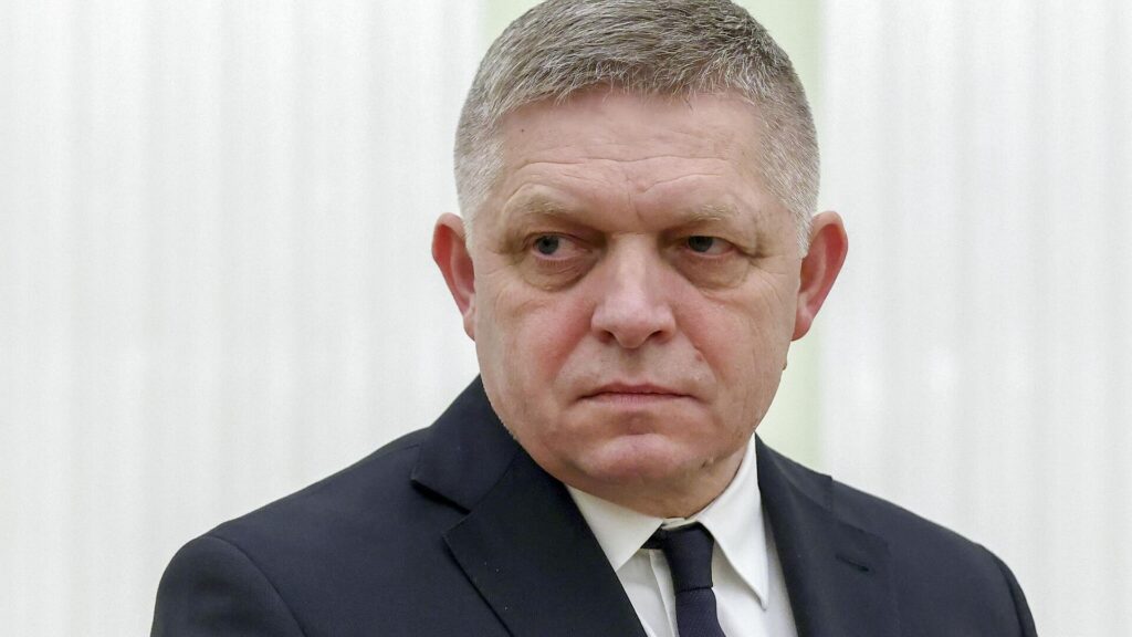 Фицо высмеял стратегию ЕС: «русские встают на колени только ради шнурков»