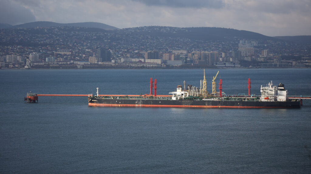 ЕС смягчил санкции: запрет на перевозку российской нефти убрали