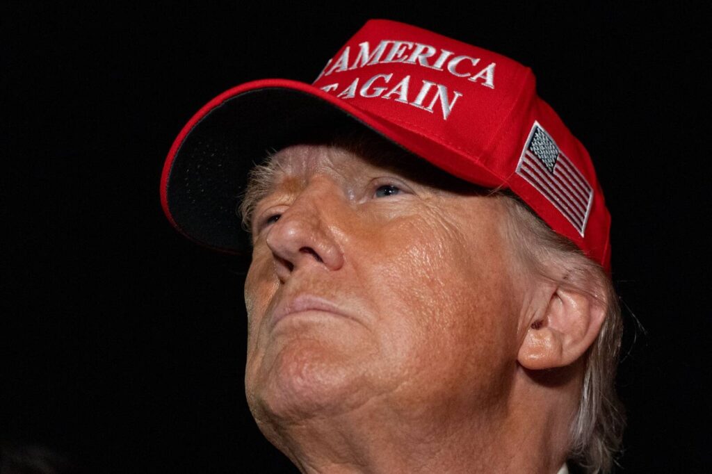 США объявили охоту на покупателей иранской нефти: грозят судами и блокадой