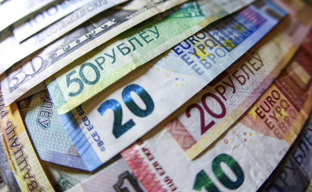 Рубль растет, доллар и евро падают: свежие курсы на торгах 22 апреля