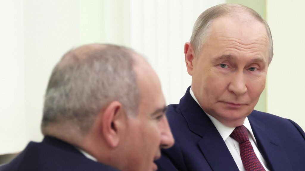 Путин созвонился с Пашиняном после саммита ЕАЭС