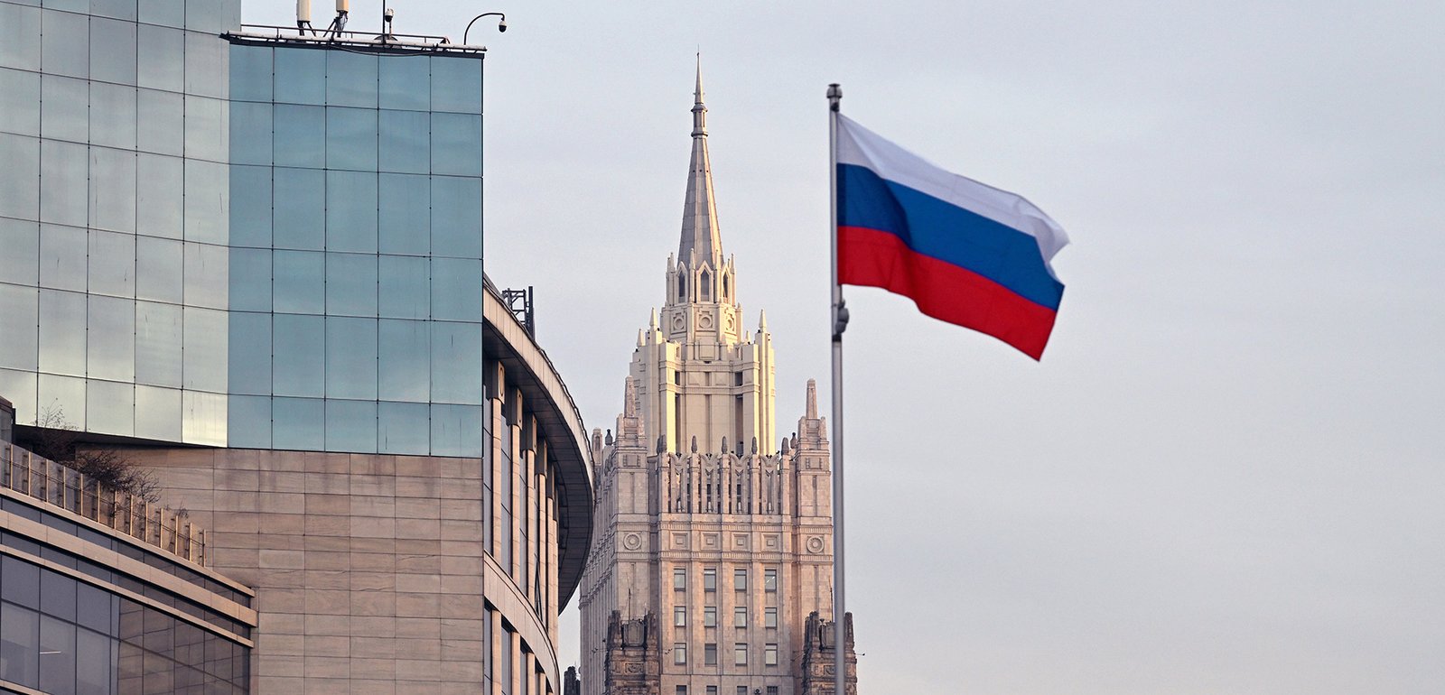Послы ФРГ, Франции и Британии посетили МИД РФ: встреча продолжалась 1,5 часа