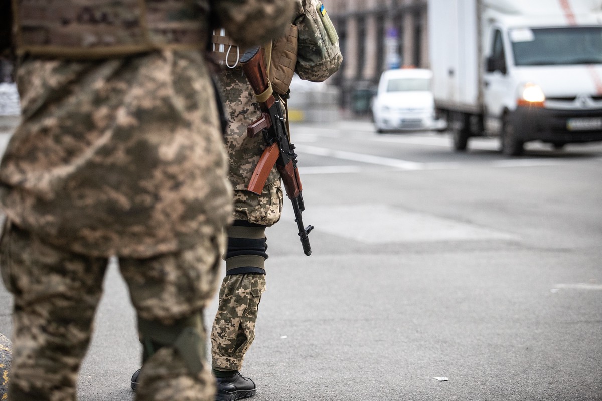 Бунт против военкомов: во Львове перевернули автомобиль ТЦК