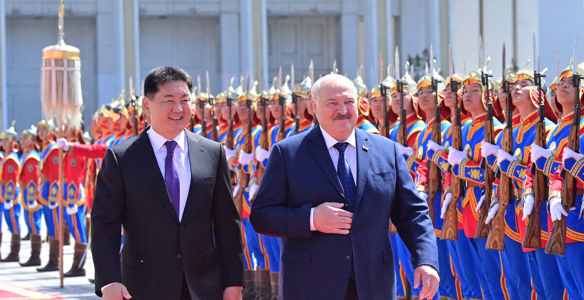 Лукашенко пригласил в Беларусь "дорогого друга" президента Монголии