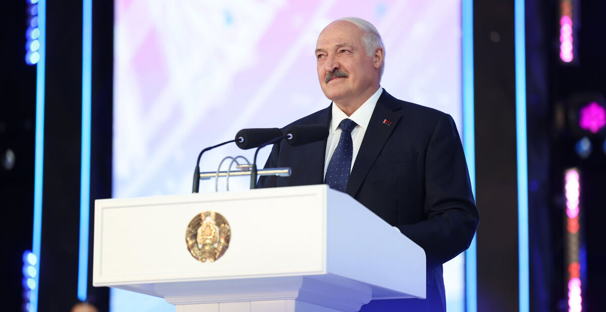 Лукашенко призвал артистов сосредоточиться на искусстве и не лезть в политику