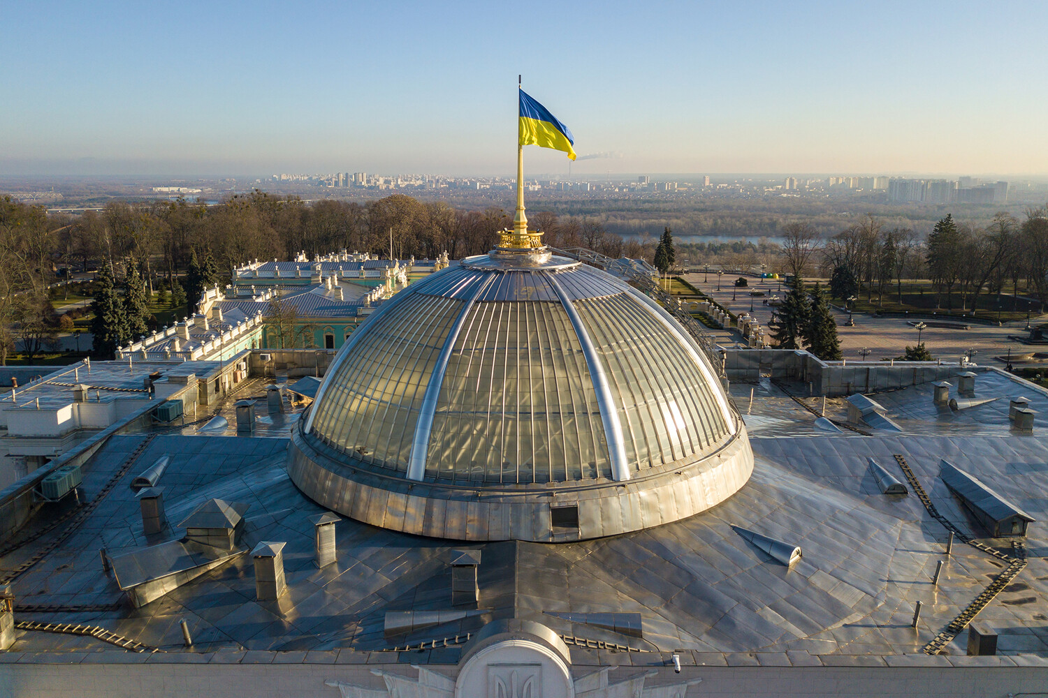 Депутат Рады: немалая часть западных денег на Украине разворовывается