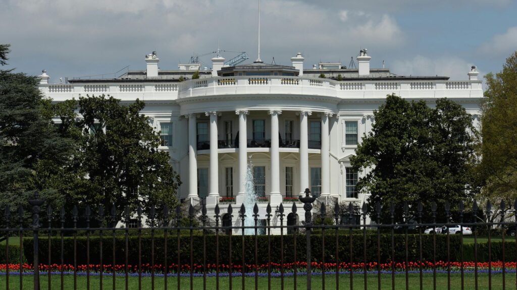 Трамп заявил об угрозе импичмента в случае победы демократов на выборах