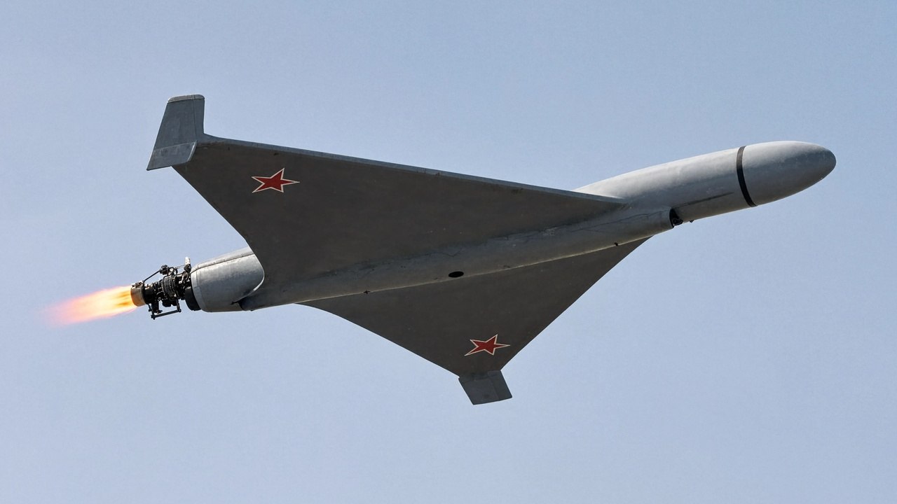 Путину показали реактивный беспилотник "Герань-5"