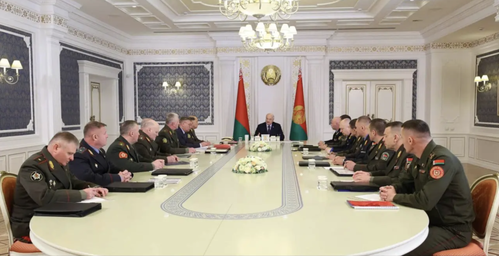 Лукашенко потребовал от силовиков готовности к самому негативному сценарию